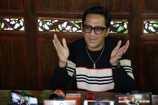 Artis Andre Taulany saat memberi keterangan pers terkait somasi dari mantan personil Stinky, Ndang Surahman di Warung Kondre, Ciputat, Tangerang Selatan, Selasa (9/01/2024). Foto: Agus Apriyanto