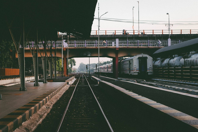Stasiun kereta di Yogyakarta. Foto hanya ilustrasi, bukan gambar sebenarnya. Sumber: Unsplash/ Pradamas Gifarry.