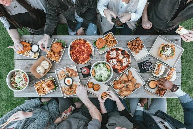 Tempat makan keluarga suasana pedesaan. Foto hanya ilustrasi, bukan tempat sebenarnya. Sumber: Unsplash/Spencer Davis
