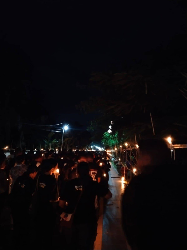 07 April 2023 - Pukul 22.02 WITA ( foto diambil secara pribadi oleh Dianisia Balun ) Suasana khusyuk para peziarah mengikuti prosesi Semana Santa di Kota Larantuka dengan menyalakan lilin dan Turo di sepanjang jalan mengitari jantung Kota Larantuka.