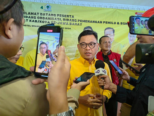 Ketua DPD Golkar Jabar, Ace Hasan Syadzili, saat memberikan keterangan pers. Foto: Istimewa