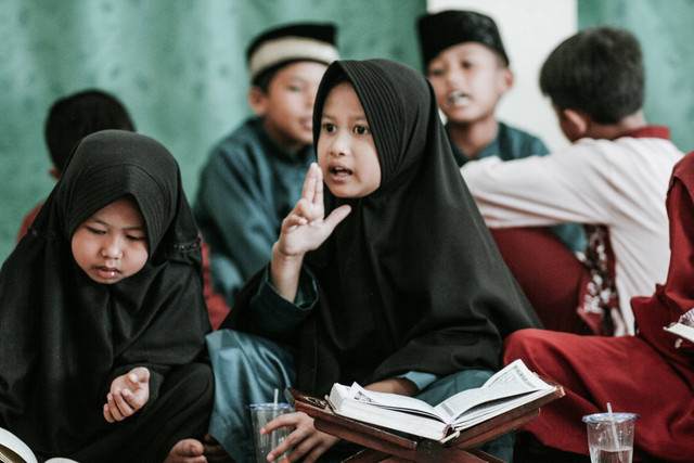 Ilustrasi Apabila ada mim mati bertemu dangan seluruh huruf hijaiyah kecuali mim dan ba’ adalah bacaan, sumber: unsplash/AndriHelmansyah