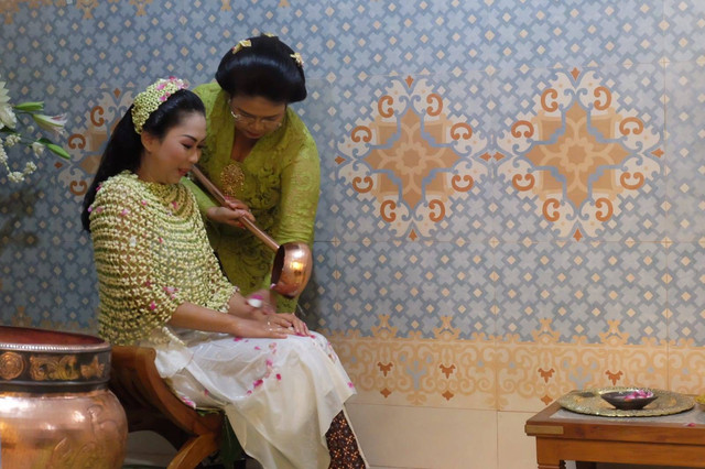 Prosesi siraman dalam Dhaup Ageng Pura Pakualaman pernikahan putra bungsu KGPAA Paku Alam X dan GKBRAA Paku Alam, BPH Kusumo Kuntonugroho dengan Laily Annisa Kusumastuti. Foto: istimewa