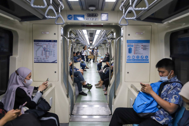 Penumpang menaiki kereta api ringan atau Light Rail Transit (LRT) Jabodebek menuju Stasiun Dukuh Atas, Jakarta Selatan, Selasa (9/1/2024). Foto: Iqbal Firdaus/kumparan