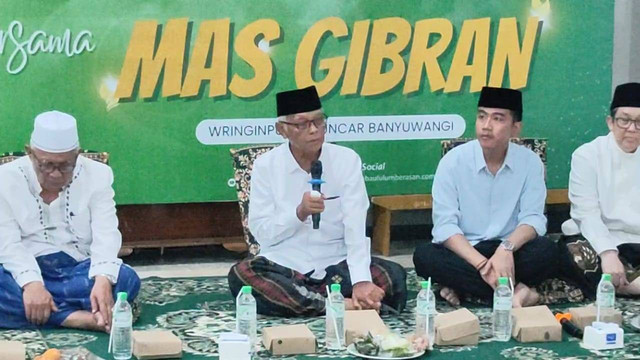 Cawapres nomor urut 02 Gibran Rakabuming Raka sowan ke Pondok Pesantren Manbaul Ulum, Banyuwangi, Selasa (9/1) malam. Foto: Zamachsyari/kumparan