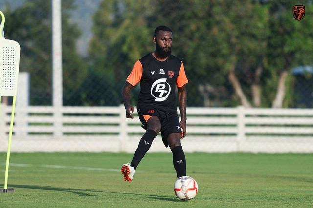 Yanto Basna bersama tim Liga Thailand, PT Prachuap FC. Foto: Instagram @ptprachuapfc