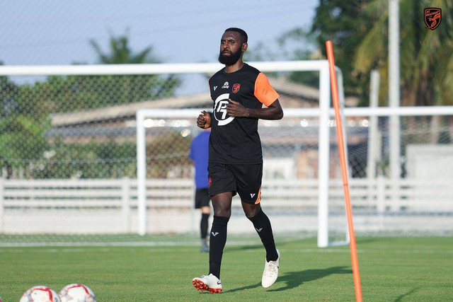 Yanto Basna bersama tim Liga Thailand, PT Prachuap FC. Foto: Instagram @ptprachuapfc