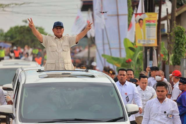 Capres nomor urut 2, Prabowo Subianto muncul di sunroof mobilnya, sembari menyapa para santri yang memadati kawasan wisata agama Al-Qur'an Al Akbar, di Kecamatan Gandus, Palembang, Sumatra Selatan, Selasa (9/1). Foto: Dok. Istimewa