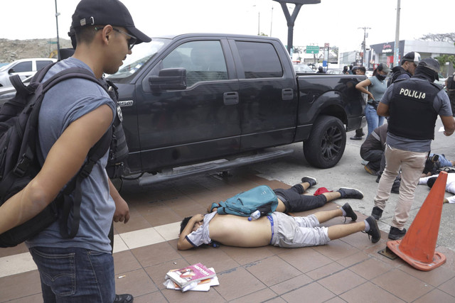 Polisi menahan tersangaka sejumlah pria yang masuk gedung TC Television di Guayaquil, Ekuador, Selasa, 9 Januari 2024. Foto: AP/Cesar Munoz