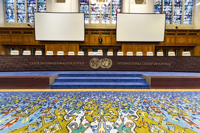 Ruang sidang dan bangku Mahkamah Internasional, badan peradilan utama Perserikatan Bangsa-Bangsa yang berlokasi di Den Haag, Belanda. Foto: Ankor Light/Shutterstock