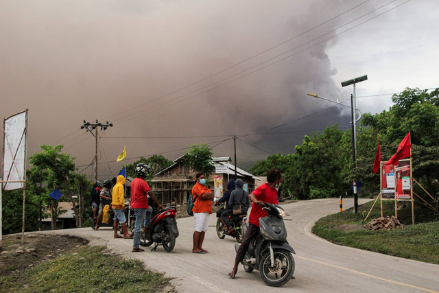 Sejumlah warga bersiap mengungsi saat Gunung Lewotobi Laki-laki mengeluarkan abu vulkanik di Desa Nobo, Ile Bura, Flores Timur, NTT, Rabu (10/1/2024). Foto: Mega Tokan/ANTARA FOTO