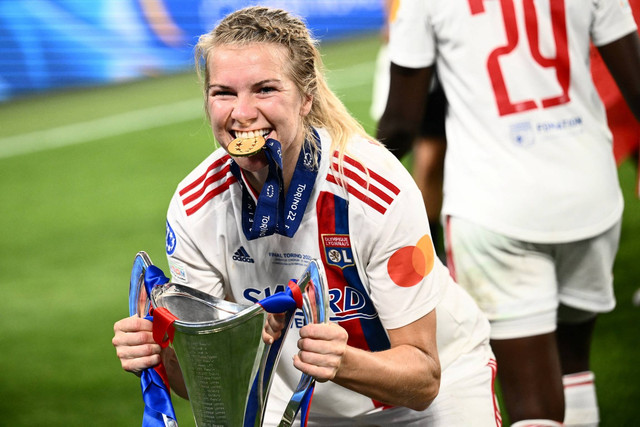 Penyerang Lyon asal Norwegia Ada Hegerberg berpose dengan trofi dan medali pemenang pada Final Liga Champions Wanita UEFA di Stadion Allianz di kota Turin, Italia pada 21 Mei 2022. Foto: Marco Bertorello/AFP