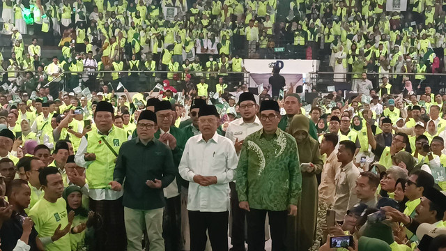 Cawapres nomor urut 01 Muhaimin Iskandar atau Cak Imin serta Wakil Presiden RI ke-10 dan ke-12 Jusuf Kalla menghadiri acara Konsolidasi Akbar Anies dan Muhaimin AMIN Jawa Timur di DBL Arena, Surabaya, Rabu (10/1/2024). Foto: Farusma Okta Verdian/kumparan