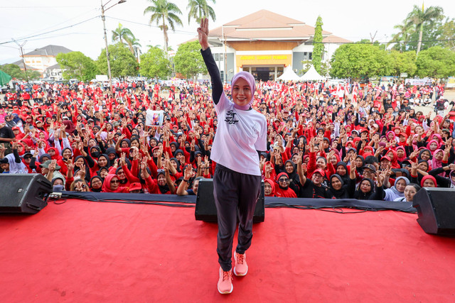 Istri capres 03 Ganjar Pranowo, Siti Atikoh Suprianti senam bareng ribuan Srikandi PDIP Bandar Lampung di PKOR Way Halim, Bandar Lampung, Rabu (10/1/2024). Foto: Dok. Istimewa