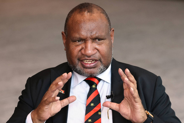 Reaksi Perdana Menteri Papua Nugini James Marape saat berbicara dalam wawancara di Sydney pada 11 Desember 2023. Foto: Andrew KUTAN/AFP