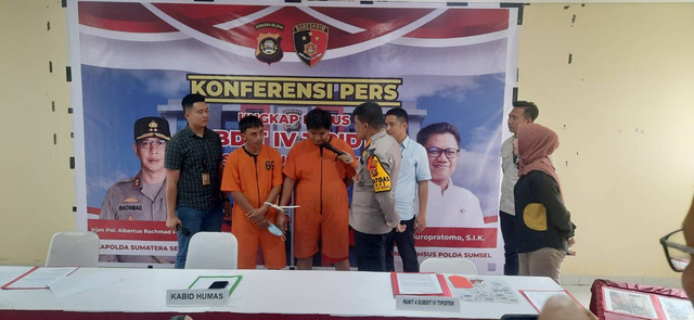 Kedua tersangka diperlihatkan polisi ketika pers rilis, Foto : Istimewa