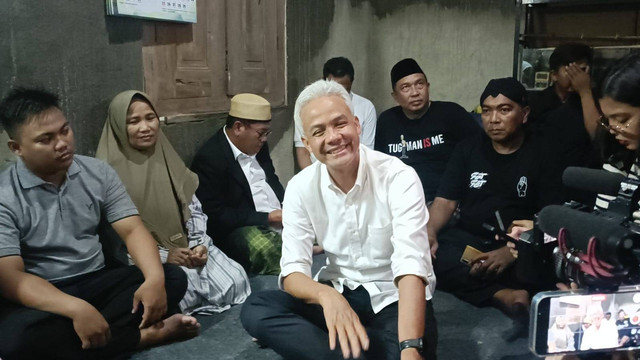 Capres nomor urut 03 Ganjar Pranowo menginap di salah satu warga di Tegal, Jawa Tengah, Rabu (10/1/2024). Foto: Thomas Bosco/kumparan