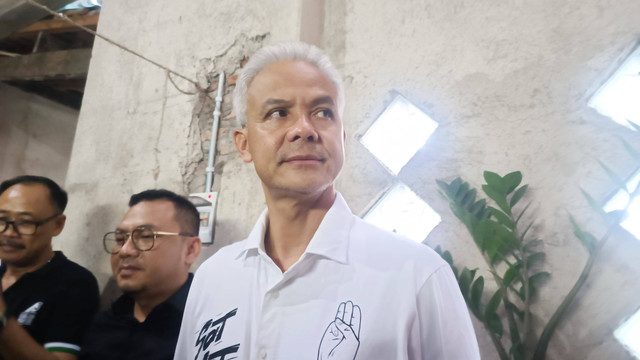 Capres nomor urut 3 Ganjar Pranowo usai menginap di salah satu rumah warga Tegal Timur, Jawa Tengah, Kamis (11/1/2024). Foto: Thomas Bosco/kumparan