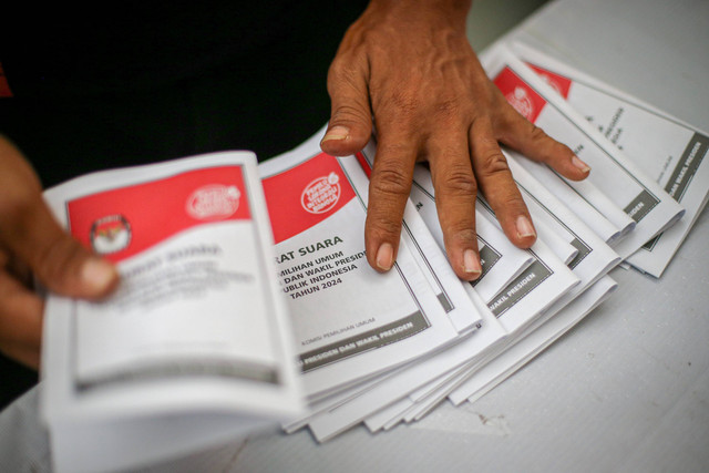 Pekerja melakukan penyortiran surat suara untuk Pilpres 2024 di gedung logistik Pemilu 2024 KPU Kota Tangerang Selatan di Serpong, Tangerang Selatan, Banten, Kamis (11/1/2024). Foto: Aditia Noviansyah/kumparan