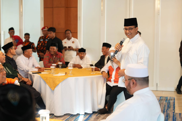 Calon presiden nomor urut 01 Anies Baswedan bersilaturahmi bersama ulama, tokoh agama dan tokoh adat di Samarinda di Hotel Puri Senyiur, Samarinda, Kamis (11/1/2024). Foto: Dok. Istimewa