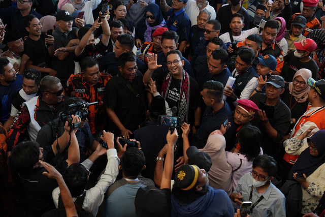 Calon presiden nomor urut 01 Anies Baswedan berinteraksi dengan pedagang dan pembeli di Pasar Induk Segiri, Samarinda, Kamis (11/1/2024). Foto: Dok. Istimewa