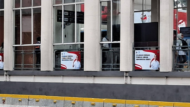 Stiker Pj Gubernur DKI Jakarta Heru Budi Hartono di halte Transjakarta yang menuai protes di medsos. Foto: Annisa Thahira Madina/kumparan