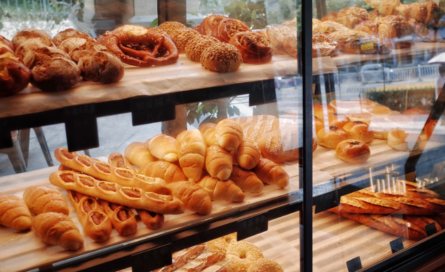Toko roti dan kue legendaris di bandung. Foto hanya ilustrasi, bukan tempat sebenarnya. Sumber: Unsplash/Yeh Xintong