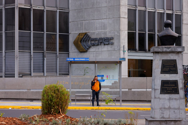 Warga berjalan menyusul gelombang kekerasan di Quito, Ekuador, Selasa (10/1/2024). Foto: Karen Toro/REUTERS
