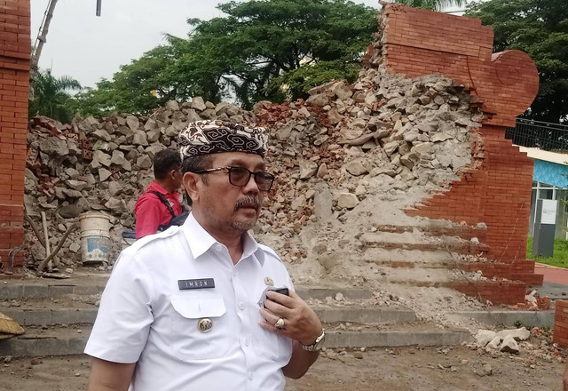 Bupati Cirebon, Imron, saat meninjau gapura Taman Pataraksa yang ambruk. Foto: Tarjoni/Ciremaitoday