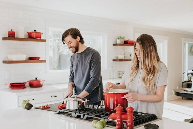 Ilustrasi cara agar suami betah di rumah. Foto: Becca Tapert/Unsplash