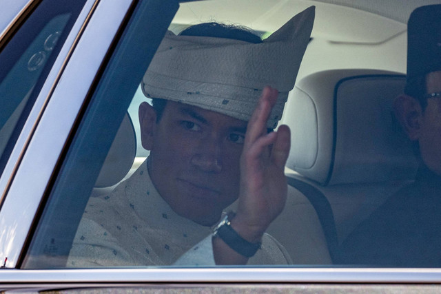 Pangeran Abdul Mateen dari Brunei melambai dari mobilnya saat ia pergi setelah upacara pernikahan kerajaan di Masjid Sultan Omar Ali Saifuddien di Bandar Seri Begawan di Brunei, Rabu (10/1/2024). Foto: Mohd Rasfan/AFP