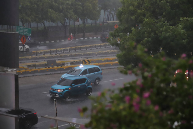 Suasana hujan lebat di Jakarta terjadi pada Kamis (11/1/2024) sore. Foto: Jamal Ramadhan/kumparan