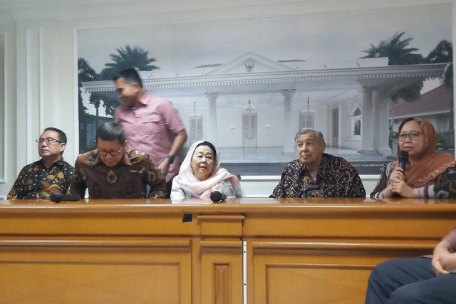 Sinta Nuriyah Wahid, Quraish Shihab, Alissa Wahid, Lukman Hakim yang tergabung dalam Gerakan Nurani Bangsa usai bertemu Wakil Presiden Ma'ruf Amin. Foto: Nadia Riso/kumparan