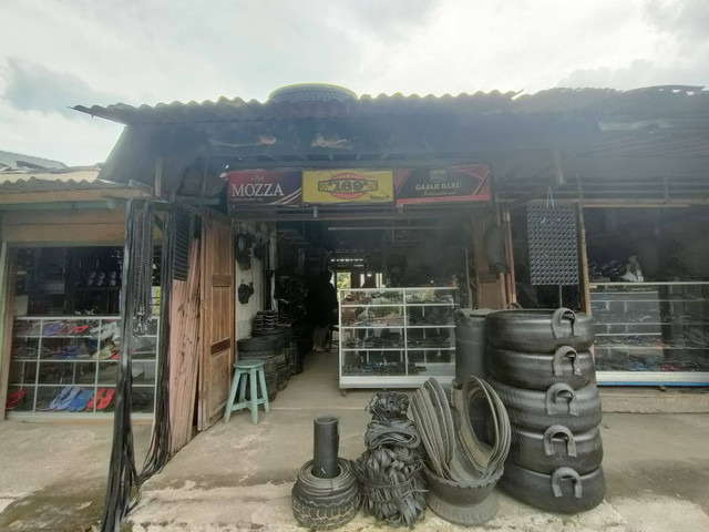 Halaman depan toko Sandal Bandol. Dokumen Pribadi 