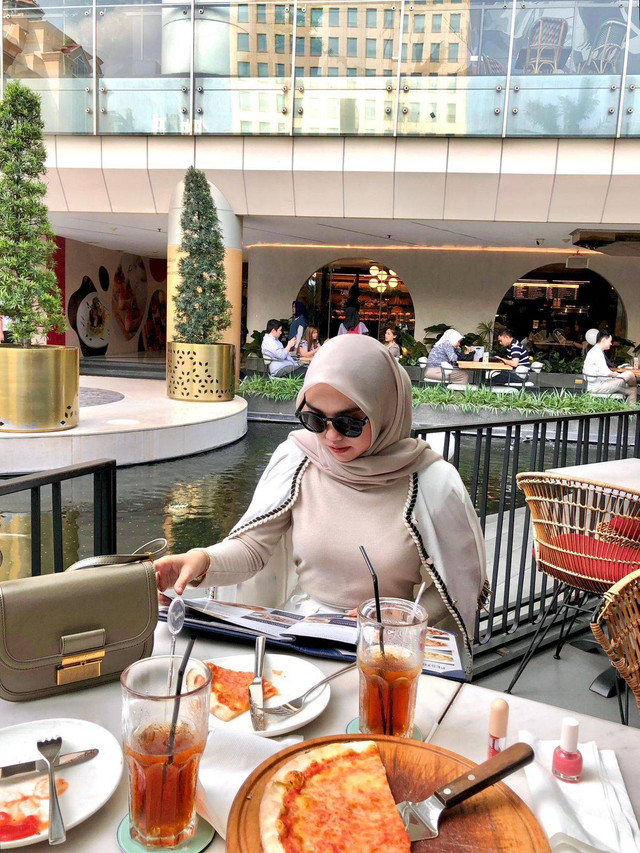 Sifat Konsumtif Generasi Z (makan makanan mewah untuk kebutuhan foto) (Rabu (1/10/2024)) sumber: dokumen pribadi M Yahya Anshari