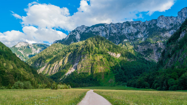 Ilustrasi Bukit Merese. Foto: Unsplash/Max Duzij