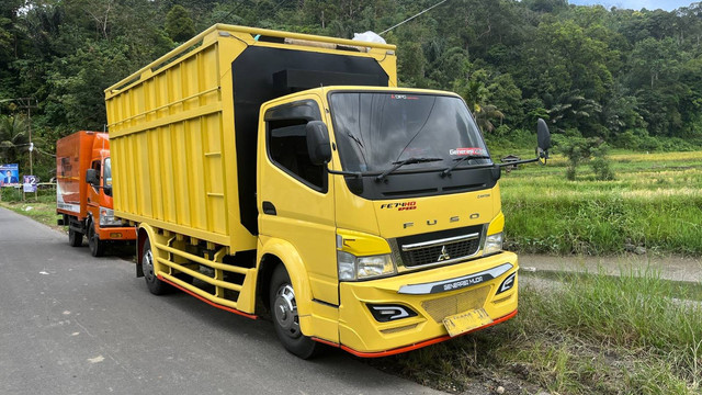 Fuso Canter jadi truk light duty truck terlaris di Bukittinggi, Sumatera Barat. Foto: Aditya Pratama Niagara/kumparan