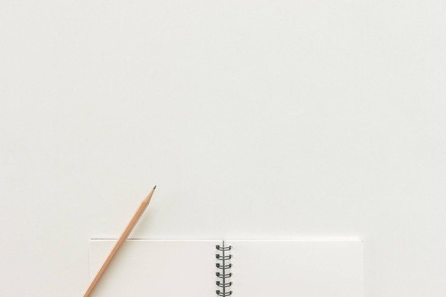 Kode "A" dalam ukuran kertas mengacu pada rangkaian standar internasional yang didasarkan pada rasio aspek tungga akar 2. Foto: Pexels.com