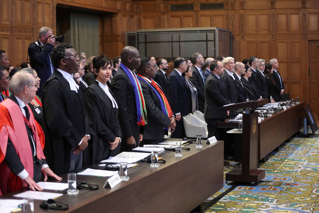 Menteri Kehakiman Afrika Selatan Ronald Lamola, bersama delegasi mendengarkan permintaan tindakan darurat oleh Afrika Selatan, yang meminta pengadilan untuk memerintahkan Israel hentikan serangan ke Gaza. Foto: REUTERS/Thilo Schmuelgen
