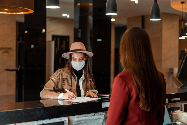 Contoh percakapan resepsionis dengan tamu check in. Foto hanya ilustrasi. Sumber: Pexels/Mikhail Nilov