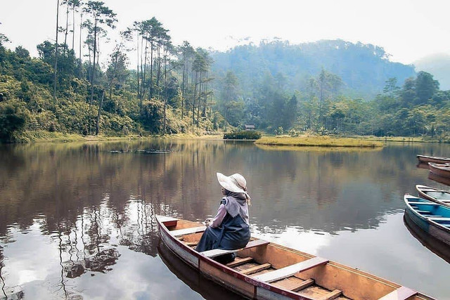 pemandangan telaga kumpe | sumber : freepik