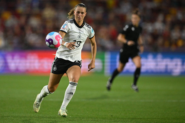 Striker Jerman Klara Buhl mengontrol bola saat pertandingan sepak bola perempat final UEFA Women's Euro 2022 antara Jerman dan Austria di Brentford Community Stadium, London, pada 21 Juli 2022. Foto: JUSTIN TALLIS / AFP