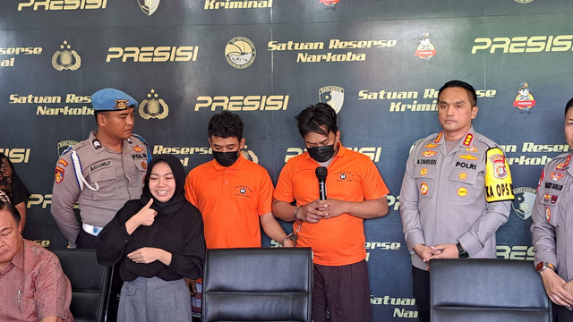 Polisi menggelear konfrensi pers penangkapan 2 orang yang lakukan tindak kekerasan saat penangkapan Saipul Jamil dan asistennya di Jakarta Barat. Foto: Humas Polres Jakbar