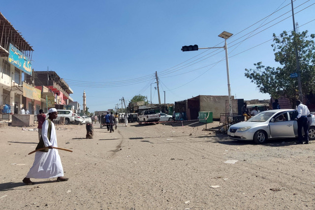 Warga sipil Sudan berjalan di sekitar toko yang tutup karena alasan keamanan di kota Gedaref di Sudan timur pada 10 Januari 2024. Foto: AFP