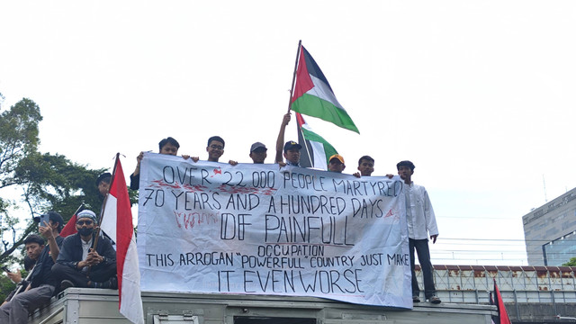 Aksi bela Palestina di depan Kedutaan Besar Amerika Serikat, Jakarta Pusat, Sabtu (13/1/2024). Foto: Jonathan Devin/kumparan