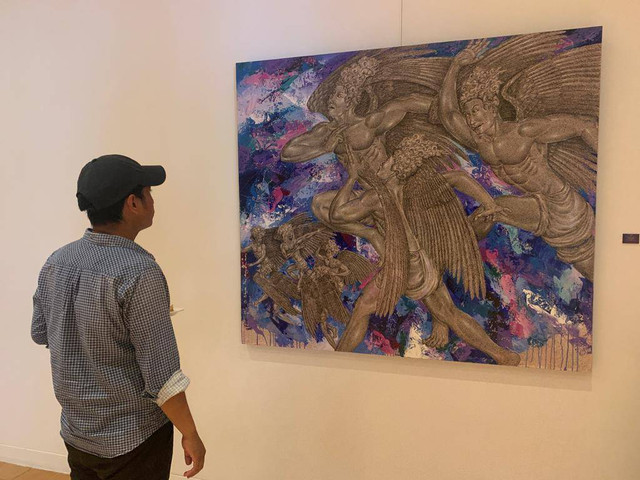 Salah-satu pengunjung menikmati karya Wayan Kun Adnyana - RFH