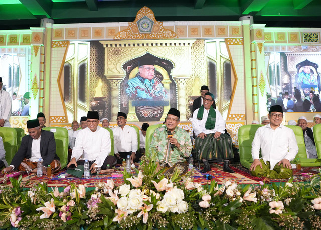 Mantan Ketua Umum PBNU, KH. Said Aqil Siroj (tengah) bersama capres 01, Anies  Baswedan (dua dari kiri) dan cawapres 01, Muhaimin Iskandar (paling kanan) berbicara pada acara haul di Jombang, Jumat (12/1). Foto: Dok. Istimewa