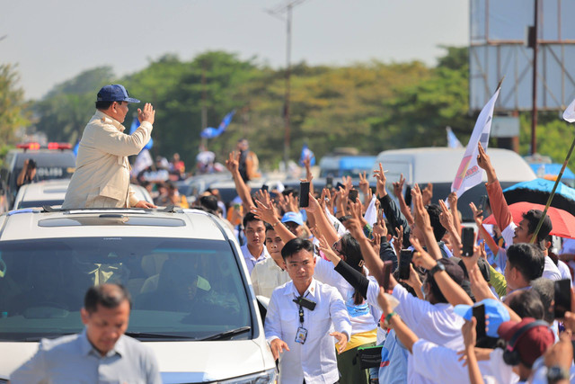 Capres nomor urut 02 Prabowo Subianto disambut ribuan masyarakat saat tiba di Medan, Sumatra Utara, Sabtu (13/1/2024). Foto: Dok. Istimewa