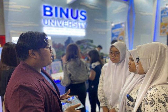 Booth BINUS UNIVERSITY dalam acara Pekan Pendidikan Tinggi Jakarta 2024 di Kompleks Balai Kartini, Jakarta. Foto: BINUS
