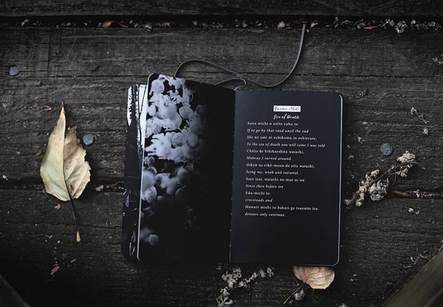 Ilustrasi contoh pengimajian dalam puisi. Sumber: www.unsplash.com